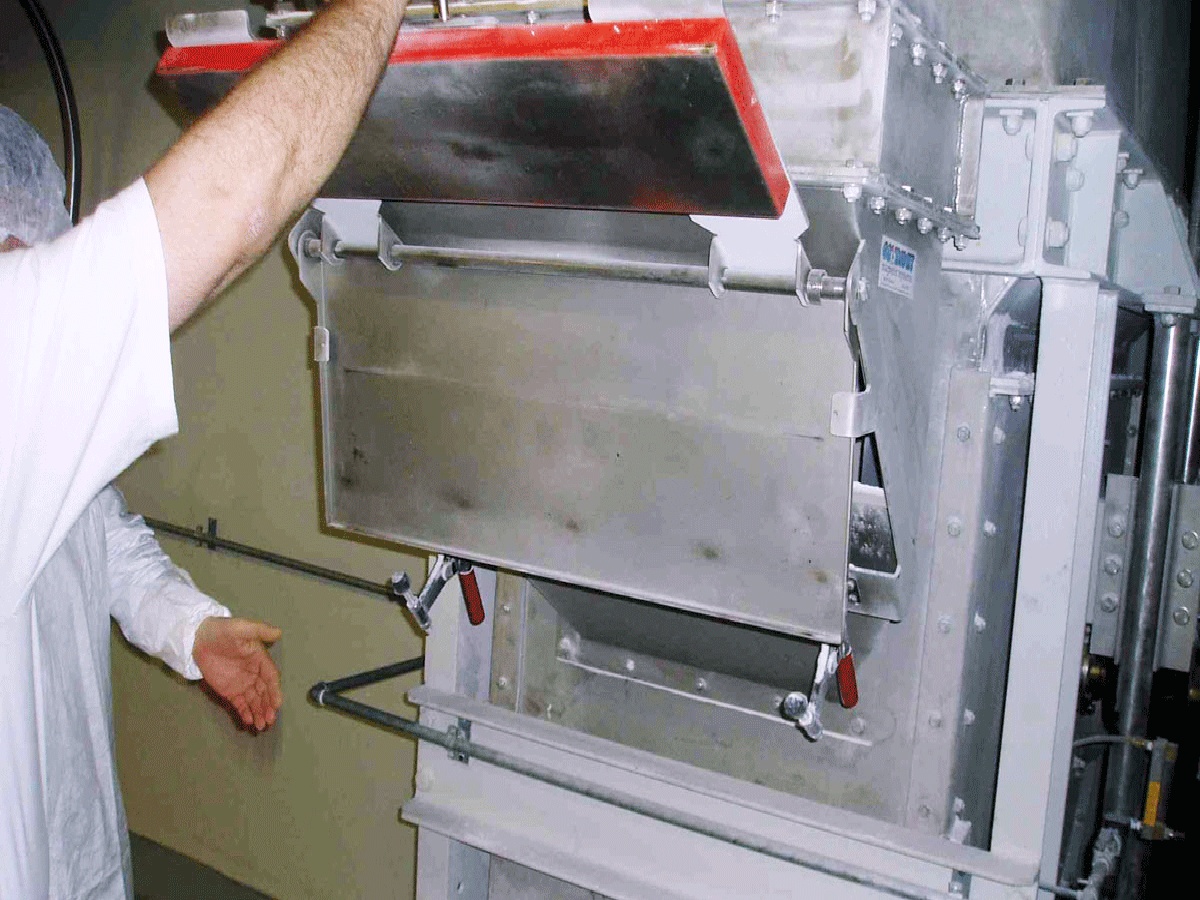 Add-on chute magnet (plate magnet with extractor plate) in use | Goudsmit Magnetics