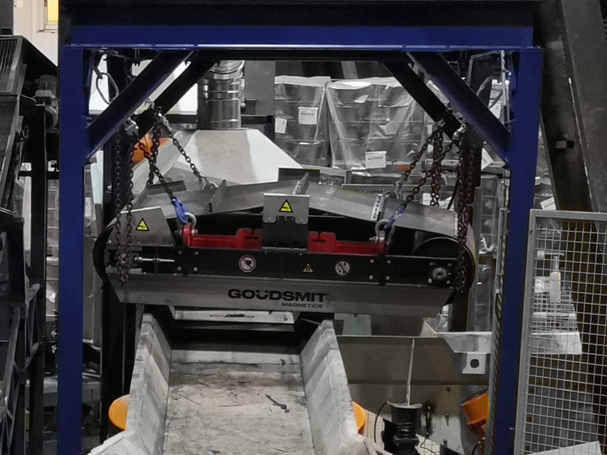 Feritový závěsný magnetický separátor pro recyklaci šrotu | Goudsmit Magnetics